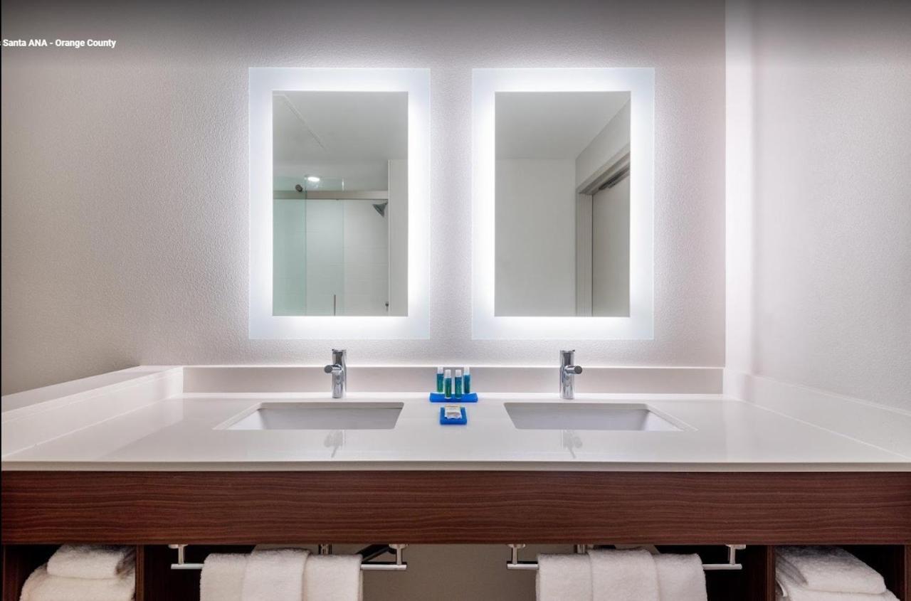 Holiday Inn Express & Suites Santa Ana - Orange County By Ihg Eksteriør bilde